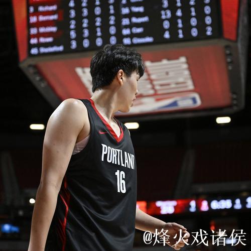 杨瀚森关键篮板助混音队116:110胜斯托克顿国王队